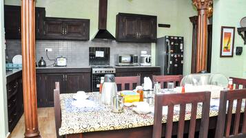 Sudah termasuk sarapan ala Inggris setiap hari