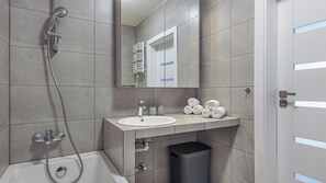 Apartment (25B/9) | Bathroom | Hair dryer, towels - Apartamenty Sun & Snow Bastion Gdansk (Gdansk)