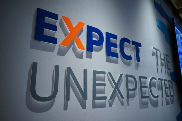 Una pared con el texto "EXPECT THE UNEXPECTED".