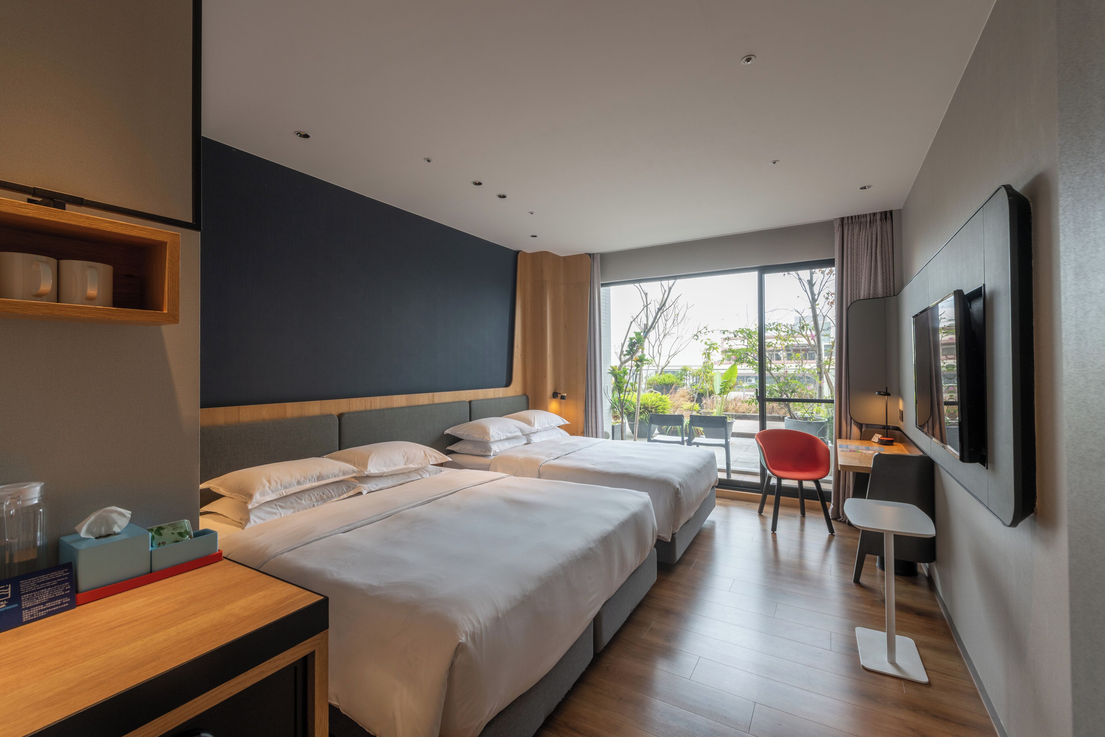 Habitación estándar, 1 cama de matrimonio grande con sofá cama, vistas al jardín | Edredones de plumas, caja fuerte, escritorio