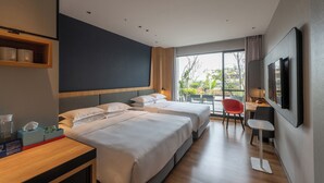 スタンダード ルーム キングベッド 1 台ソファーベッド付き ガーデンビュー | 羽毛の掛け布団、セーフティボックス (室内)、デスク、ノートパソコン用作業スペース