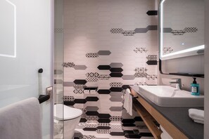 Standaard kamer, 1 queensize bed met slaapbank | Badkamer | Een douche, designer toiletartikelen, een haardroger, pantoffels