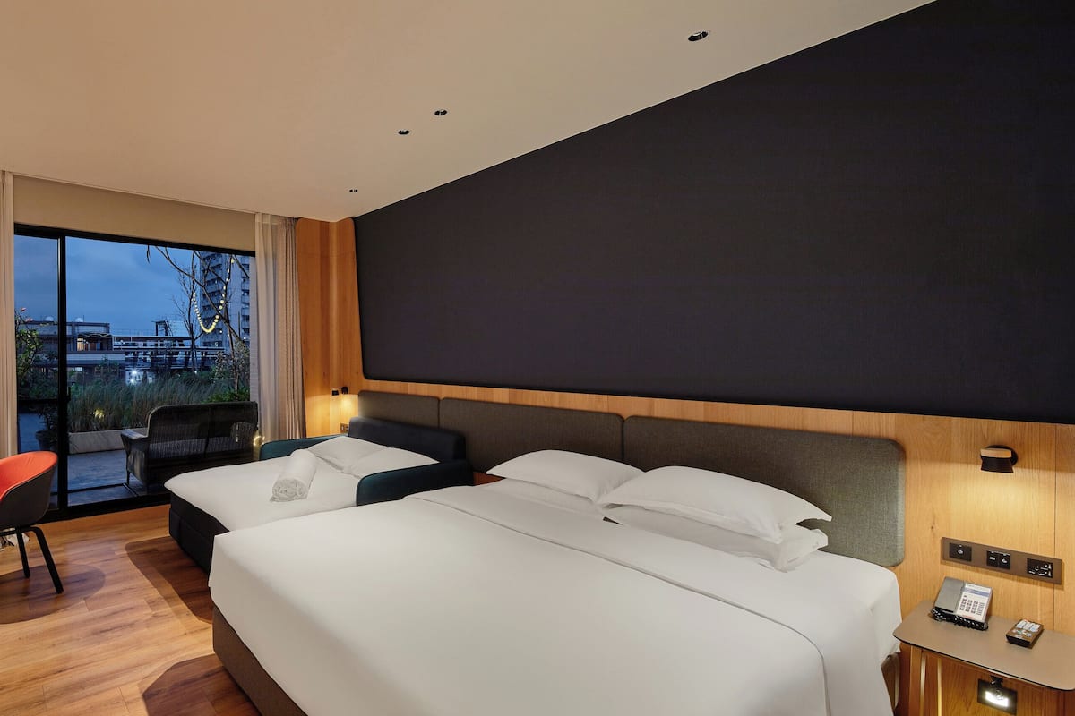 Habitación estándar, 1 cama de matrimonio grande con sofá cama, vistas al jardín | Edredones de plumas, caja fuerte, escritorio