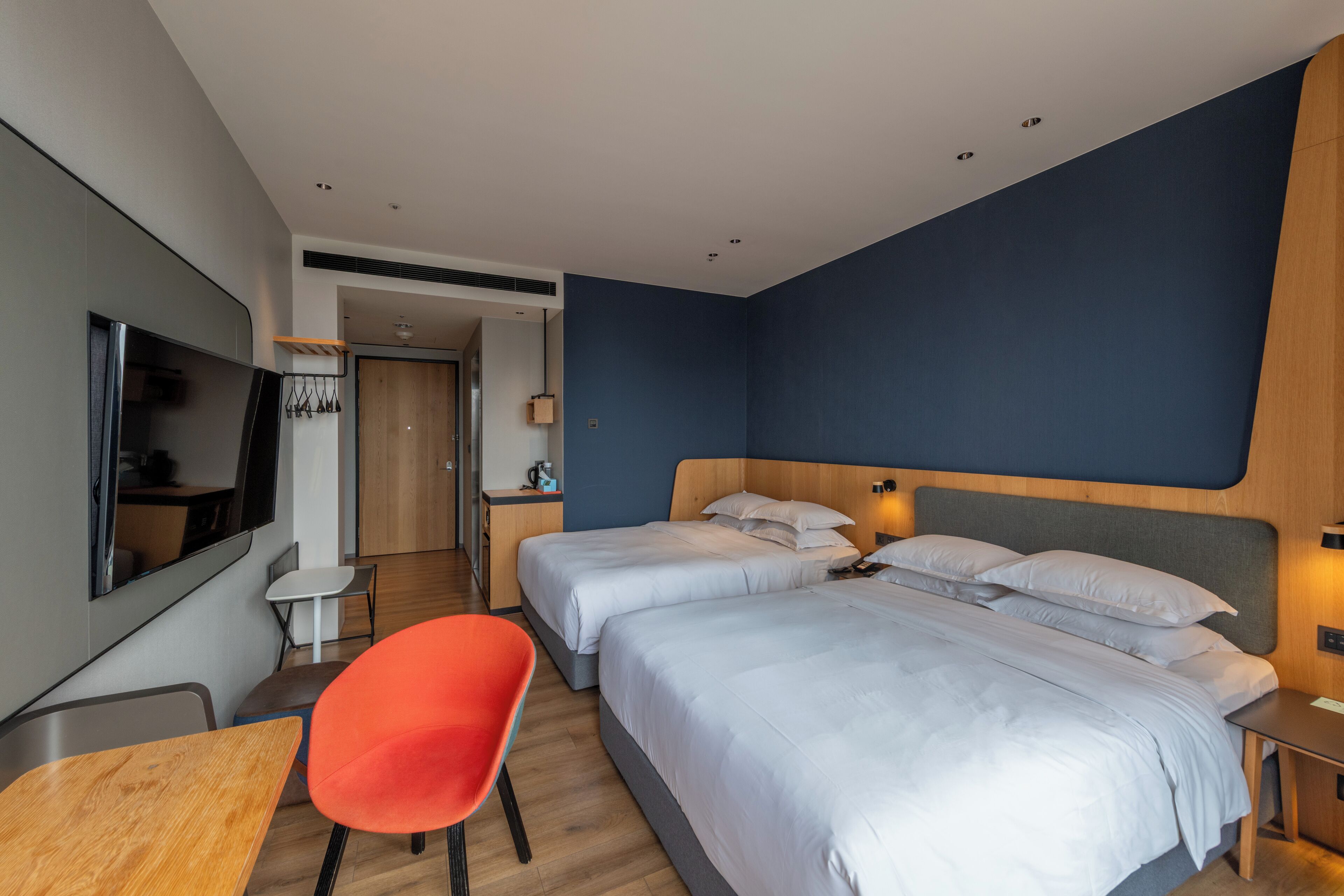 Habitación estándar, 1 cama de matrimonio con sofá cama | Edredones de plumas, caja fuerte, escritorio