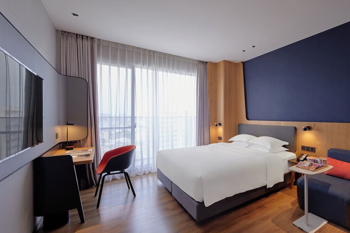 Edredones de plumas, caja fuerte, escritorio