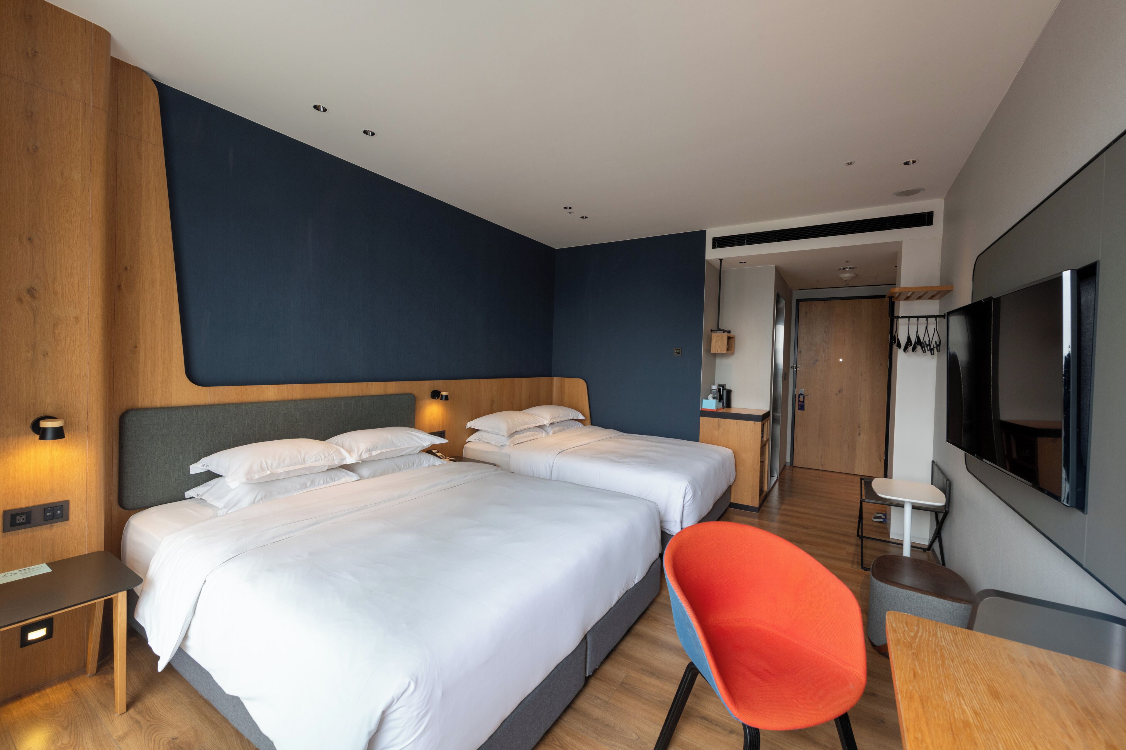 Habitación estándar, 1 cama de matrimonio grande con sofá cama | Edredones de plumas, caja fuerte, escritorio