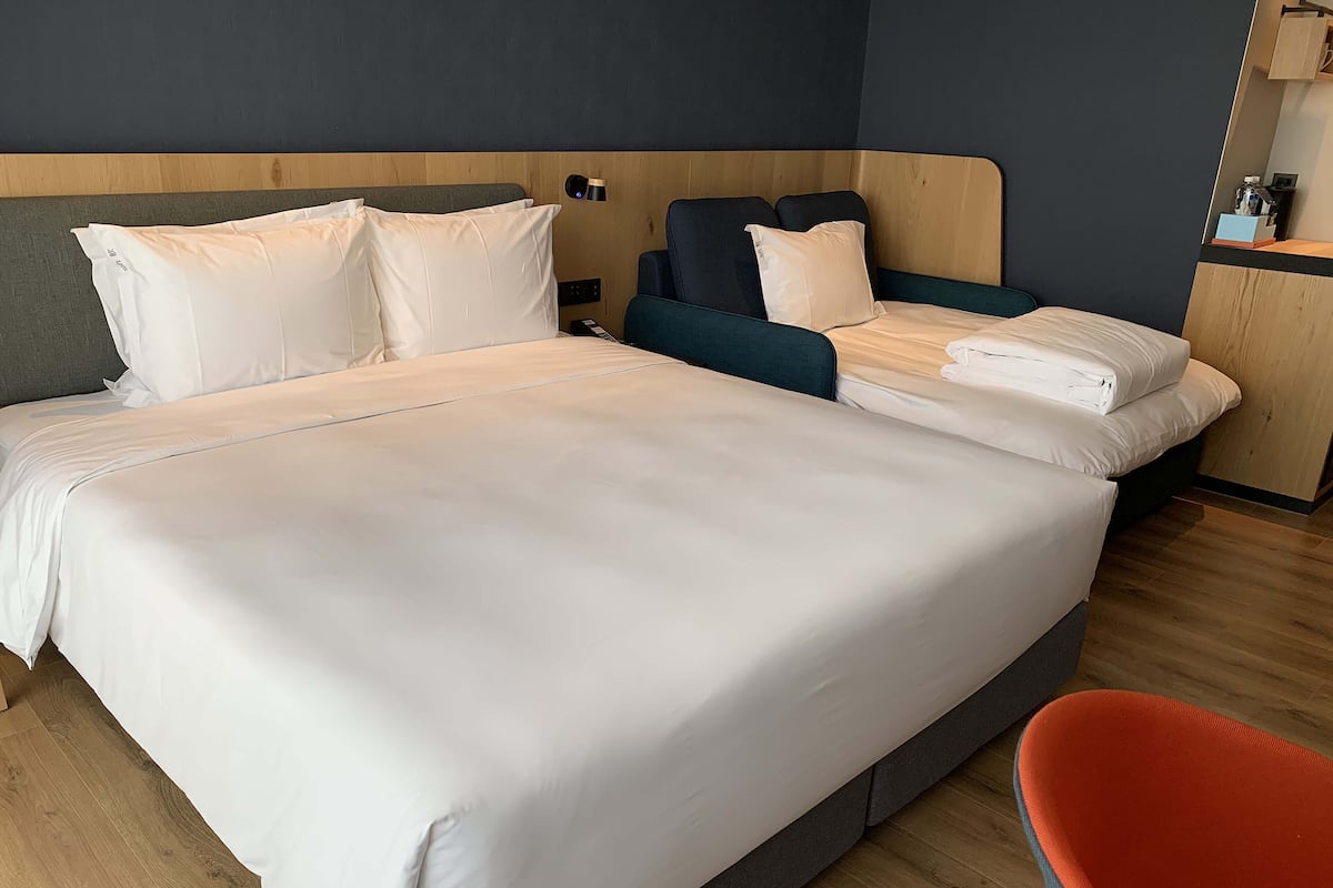 Habitación estándar, 1 cama de matrimonio grande con sofá cama | Edredones de plumas, caja fuerte, escritorio