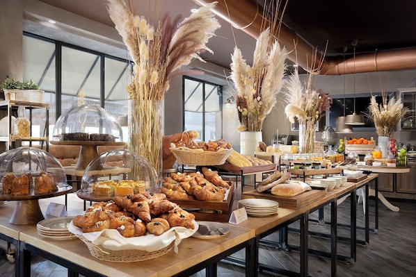 Free daily buffet breakfast