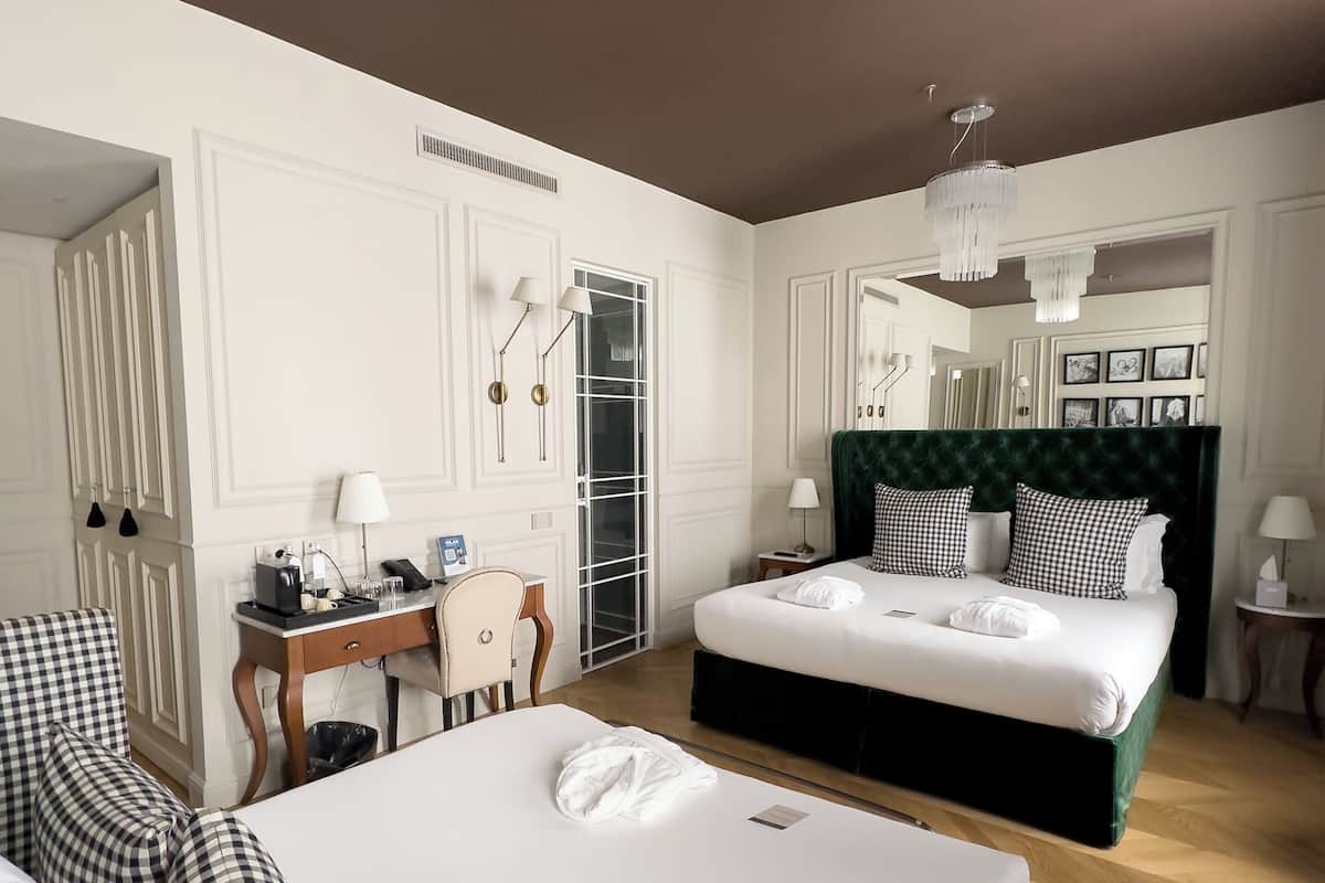Superior Deluxe Double or Twin Room | Donzen dekbedden, een minibar, een kluis op de kamer, een bureau