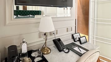 Habitación Deluxe | Zona de estar | Una televisión LED