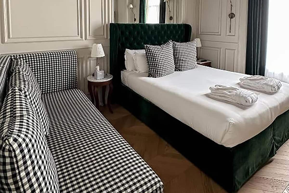 Deluxe Room, 1 Queen Bed, Non Smoking | Down comforters, minibar, in-room safe, desk