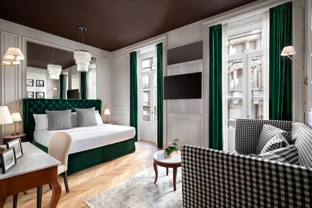 Deluxe kamer, uitzicht op stad | Donzen dekbedden, een minibar, een kluis op de kamer, een bureau