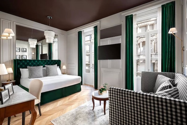 Gebar bulu kapas, bar mini, peti besi dalam bilik, meja