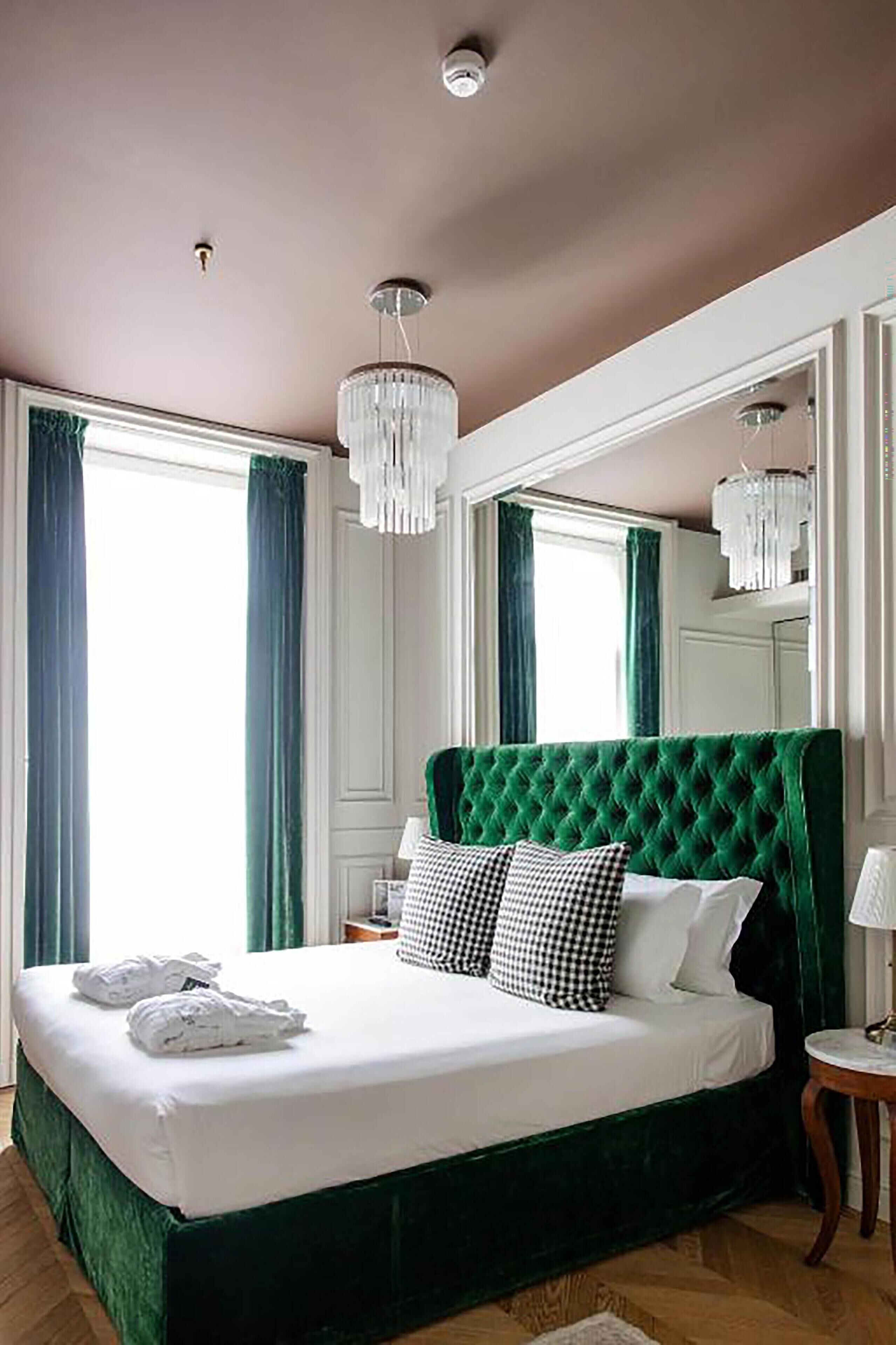 Deluxe Room (Deluxe Queen/Two Twin Beds Room) | Down duvets, minibar, in-room safe, desk