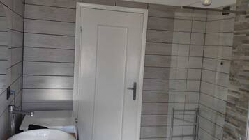 Camera familiare | Bagno | Doccia, asciugacapelli, bidet, asciugamani