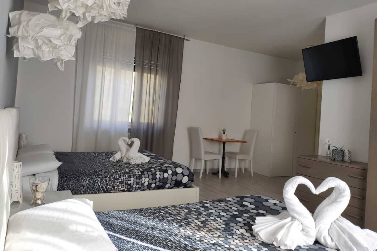 Family Room | Desk, free WiFi, individually decorated, individually furnished