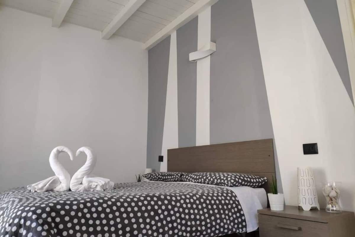 Double Room, Mountain View | Desk, free WiFi, individually decorated, individually furnished