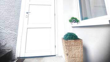 Doppelzimmer, Blick auf den Innenhof, Erdgeschoss | Schreibtisch, kostenloses WLAN, individuell dekoriert