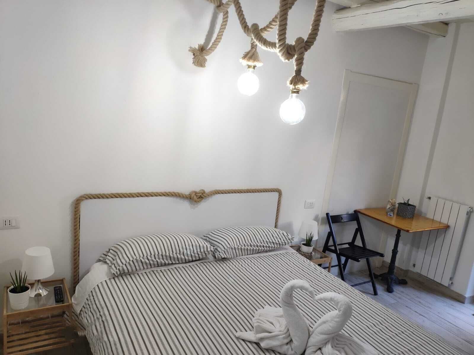 Doppelzimmer, Blick auf den Innenhof, Erdgeschoss | Schreibtisch, kostenloses WLAN, individuell dekoriert