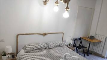 Doppelzimmer, Blick auf den Innenhof, Erdgeschoss | Schreibtisch, kostenloses WLAN, individuell dekoriert