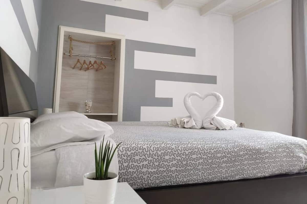 Double Room | Desk, free WiFi, individually decorated, individually furnished