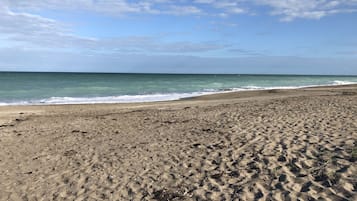 Aan het strand, ligstoelen aan het strand, strandlakens