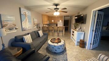 Een smart-tv, een dvd-speler, een tafeltennistafel en boeken