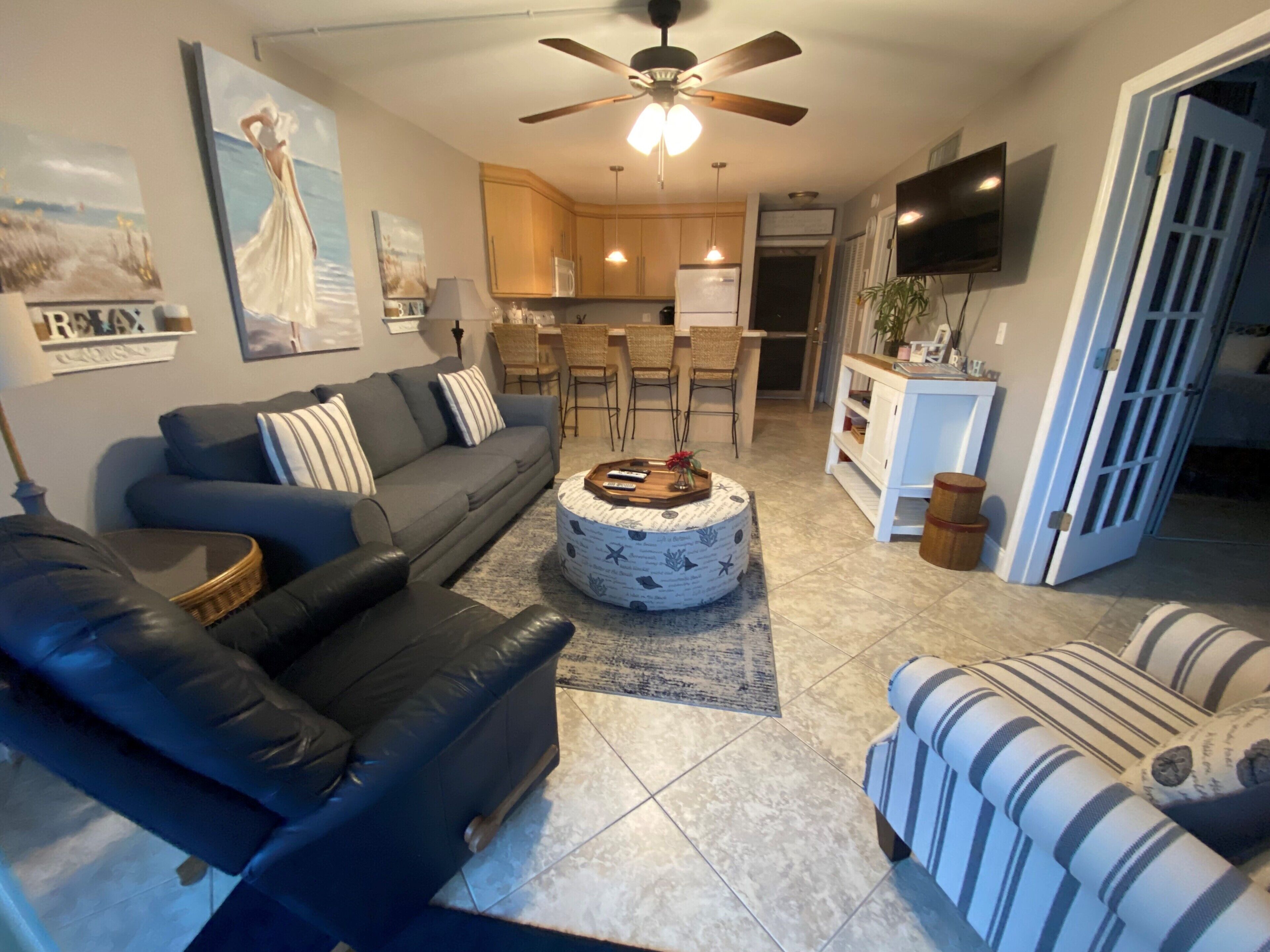 TV connectée, lecteur de DVD, table de tennis de table, livres