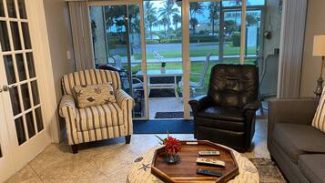 Smart-TV, DVD-Player, Tischtennisplatte, Bücher