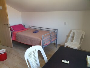 Zweibettzimmer, Gemeinschaftsbad (4) | Wohnbereich