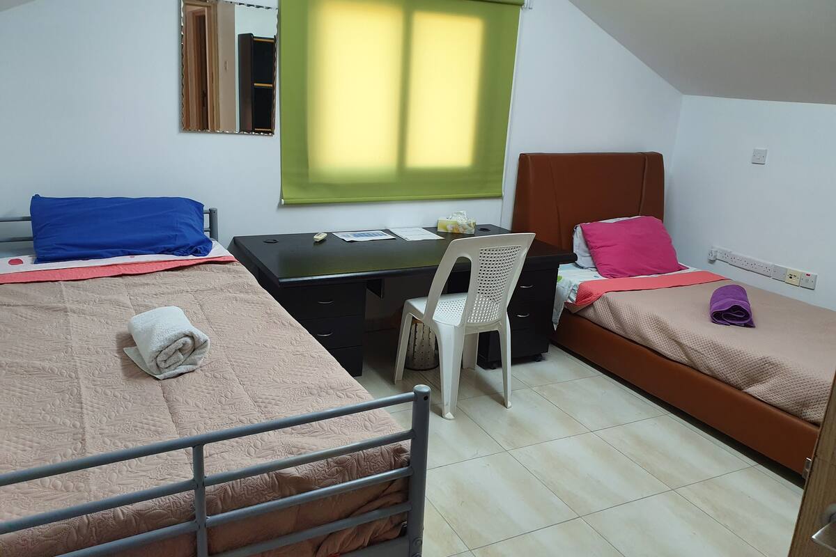 Zweibettzimmer, Gemeinschaftsbad (4) | Hochwertige Bettwaren, Zimmersafe, Schreibtisch