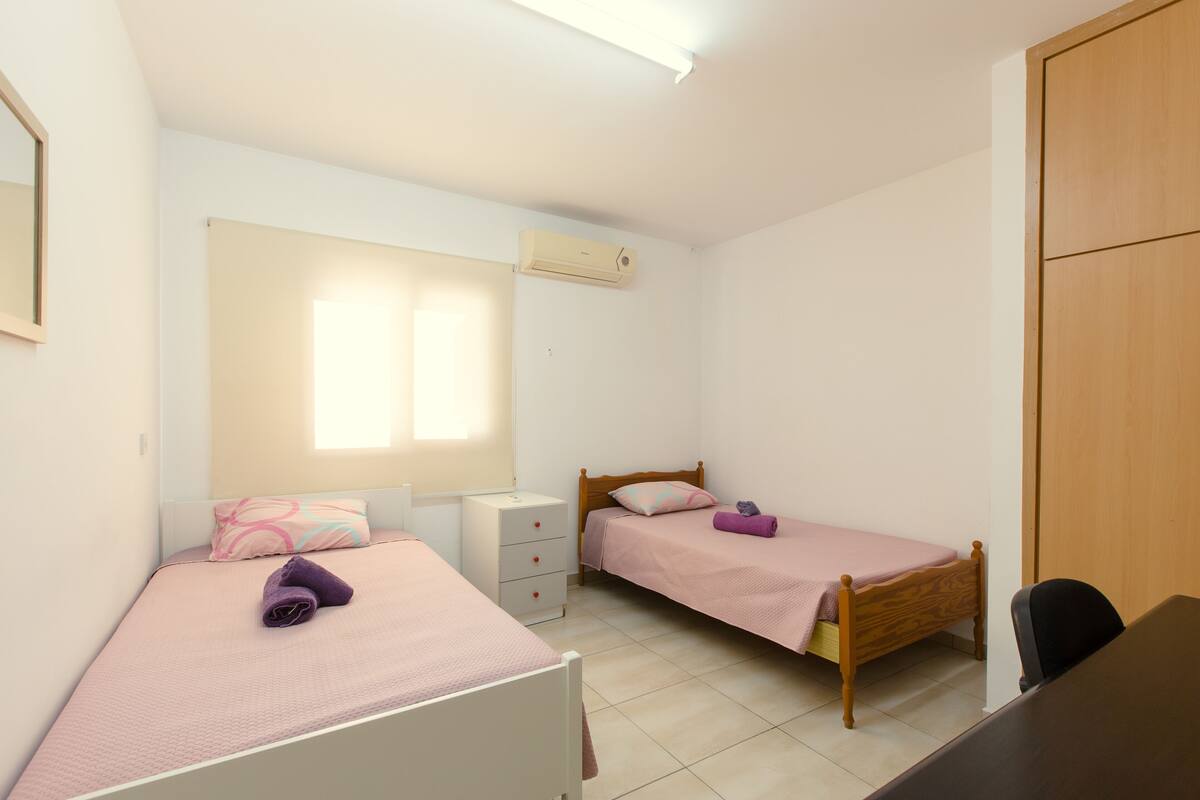 Premier-Zweibettzimmer (2) | Hochwertige Bettwaren, Zimmersafe, Schreibtisch