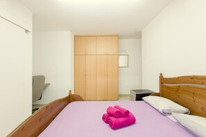 Doppelzimmer, eigenes Bad (3) | Hochwertige Bettwaren, Zimmersafe, Schreibtisch