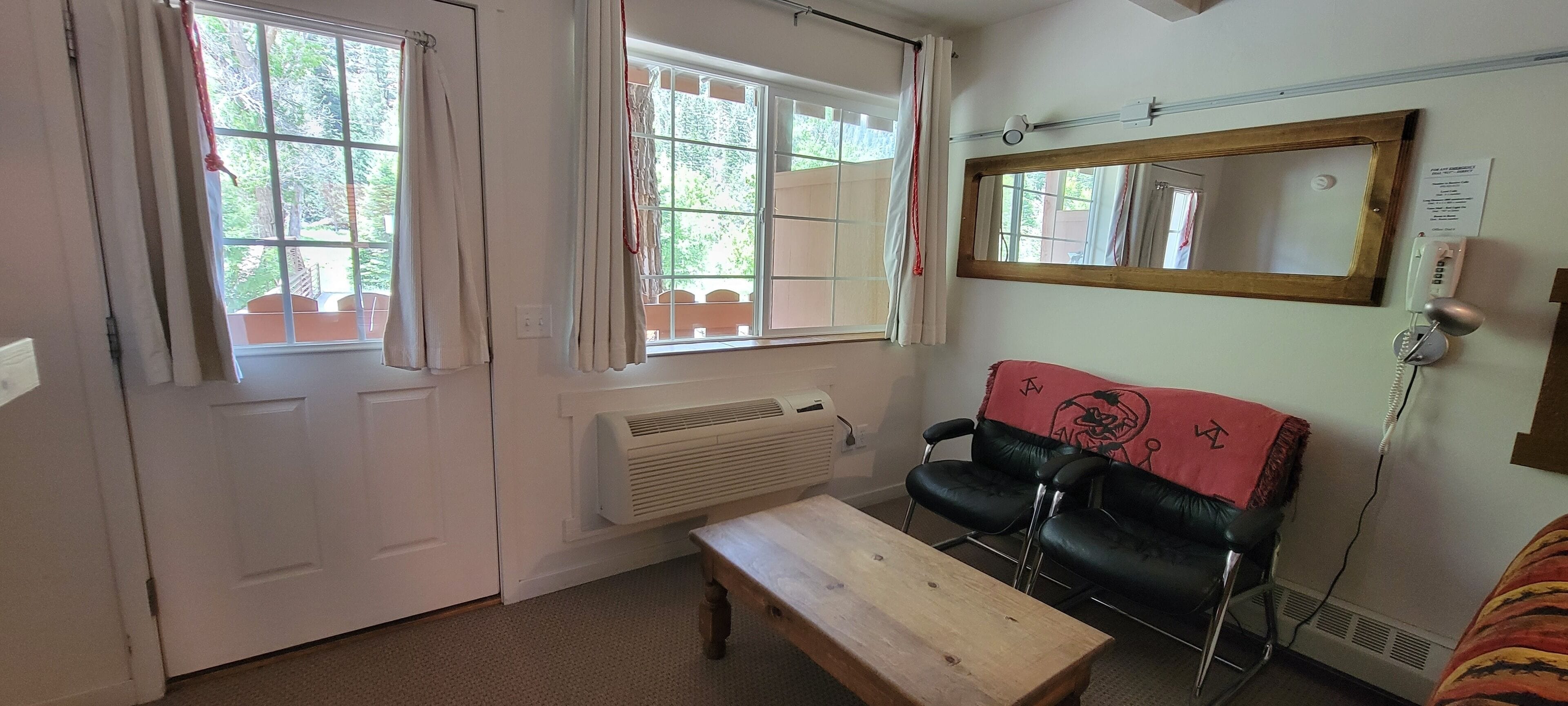 Luxe beddengoed, pillowtop-bedden, een kluis op de kamer