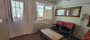 أغطية فراش متميزة وأسرّة بطبقة علوية مريحة وخزنة داخل الغرفة