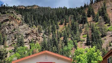 Un bâtiment avec un auvent rouge et une enseigne indiquant « Café Restaurant ».