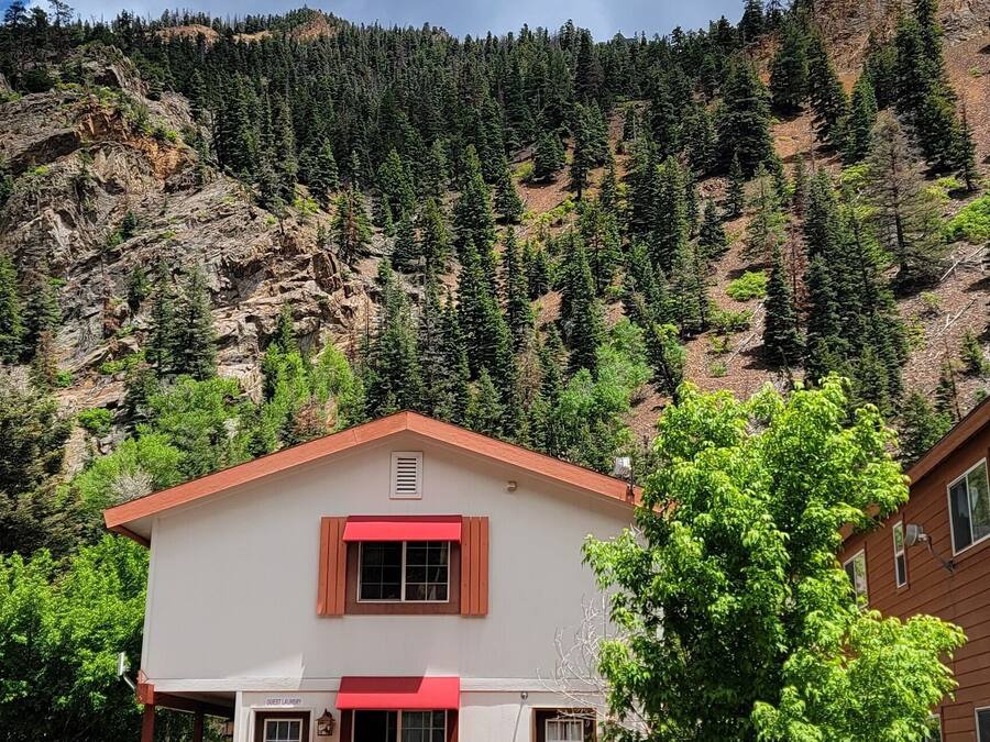 Un bâtiment avec un auvent rouge et une enseigne indiquant « Café Restaurant ».