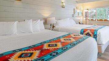 Premium-sengetøj, senge med topmadrasser, pengeskab på værelset