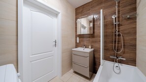 Apartment (10) | Bathroom | Hair dryer, towels, toilet paper