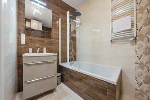 Apartment (10) | Bathroom | Hair dryer, towels, toilet paper - Apartamenty Sun & Snow Front Park (Gdansk)