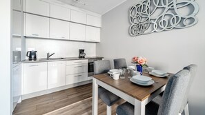 Căn hộ (10) | Bếp riêng | Tủ lạnh, lò nướng, bếp nấu, máy rửa bát 