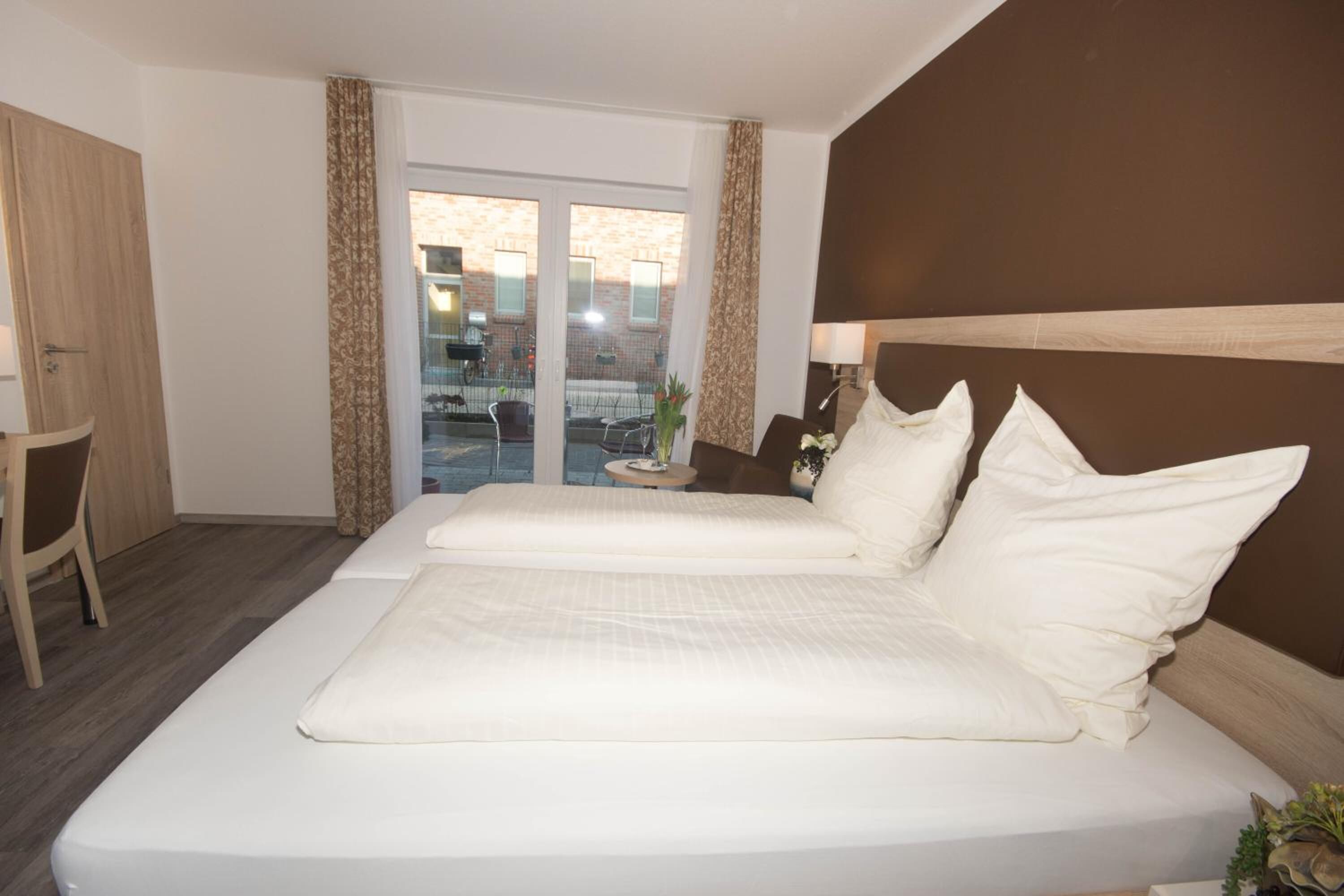 Minibar, desk, laptop workspace, free WiFi