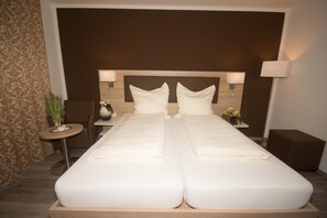 Minibar, desk, laptop workspace, free WiFi - Hotel Sonne am Meer (Norden)
