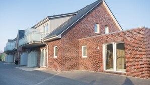 A modern brick building with a flat roof and large windows. - Hotel Sonne am Meer (Norden)