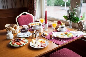 Desayuno (EUR 6 por persona) 