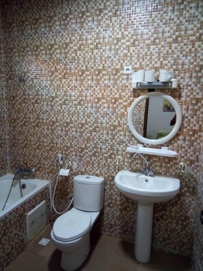 Habitación doble | Baño | Tina, toallas, jabón, papel de baño