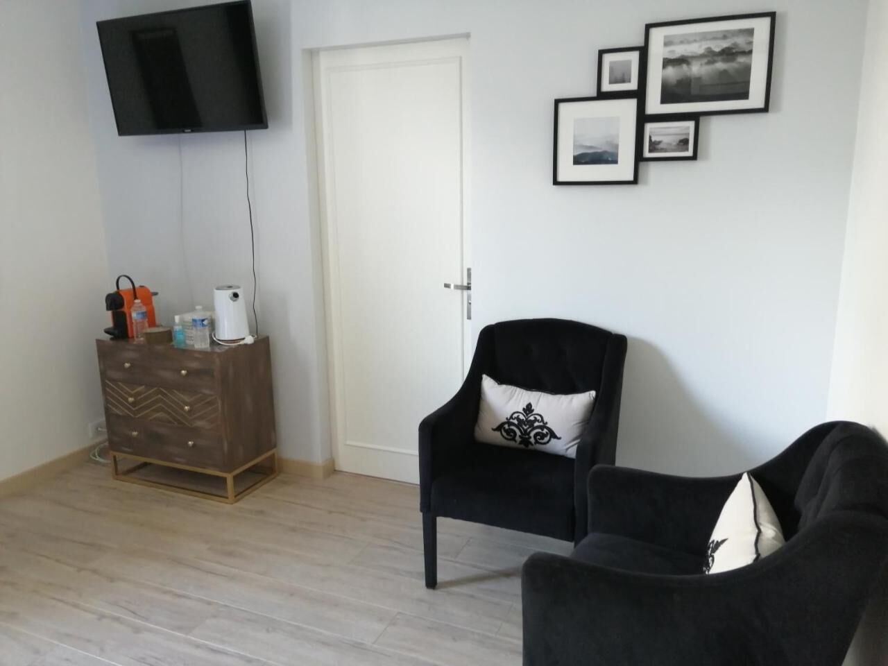 Télévision à écran plat de 102 cm avec chaînes numériques, télévision