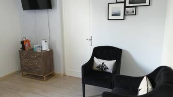 Een 102-cm flatscreentelevisie met digitale zenders en televisie