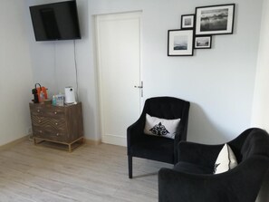 102-cm flat-screen TV with digital channels, TV - La Demeure d'Alexandra (Cholet)