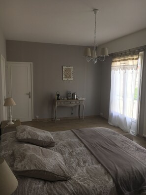 高级房, 1 张大床 (Louise) | 高档床上用品、遮光窗帘、免费 WiFi、床单